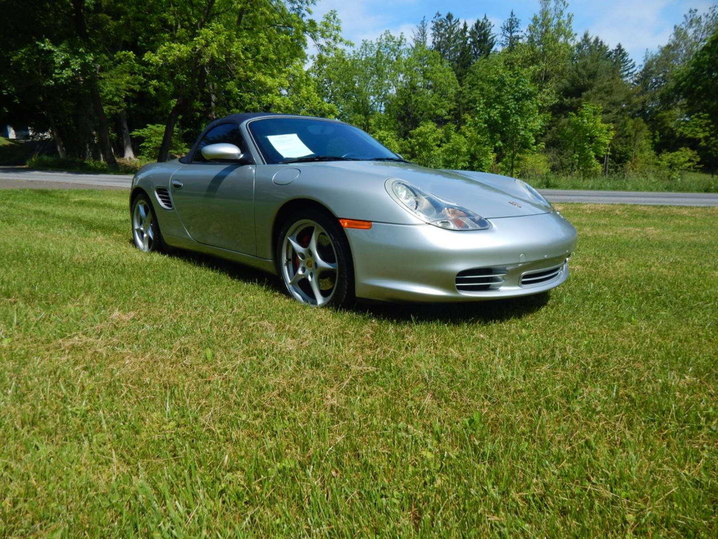 2003 Silver /Blue Leather Porsche Boxster S (WP0CB29873U) with an 3.2L H6 DOHC 24V engine, 6 speed manual transmission, located at 6528 Lower York Road, New Hope, PA, 18938, (215) 862-9555, 40.358707, -74.977882 - Photo#3